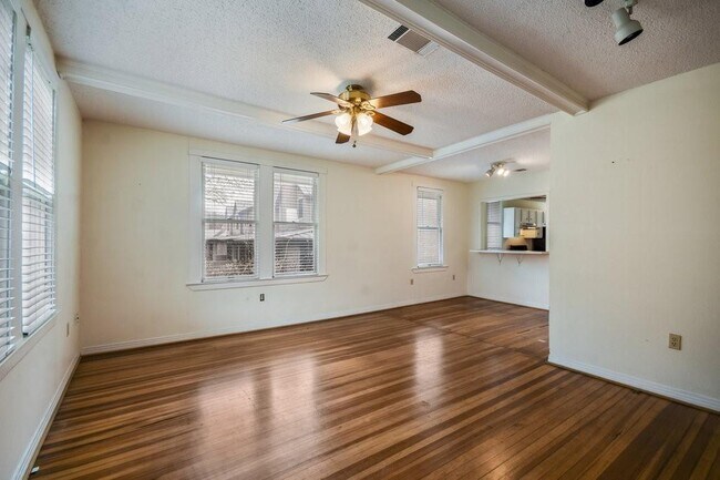 Photo - 609 Harthan St