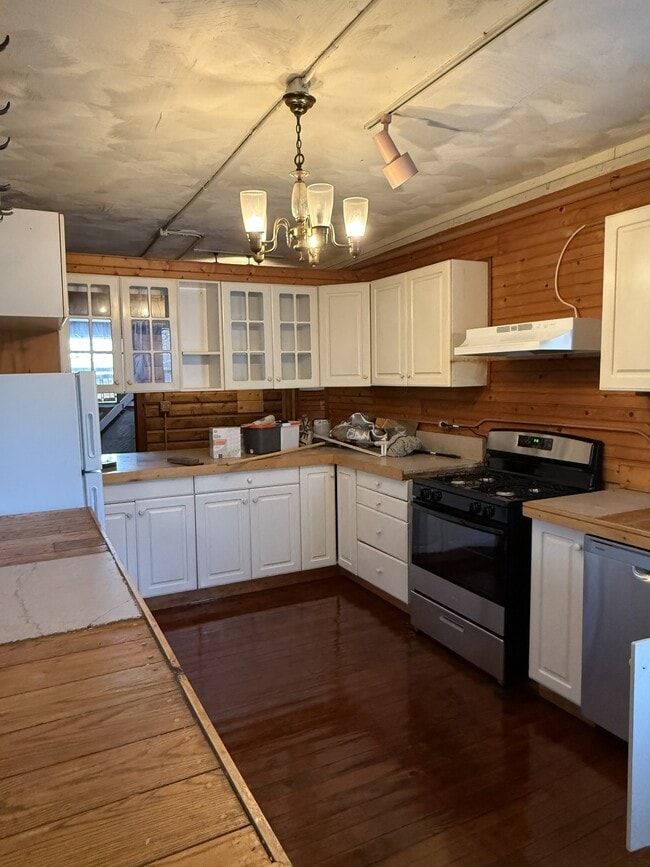 Cocina, estufa de gas nueva, triturador de basura nuevo, lavavajillas nuevo. - 15 Wabank Rd