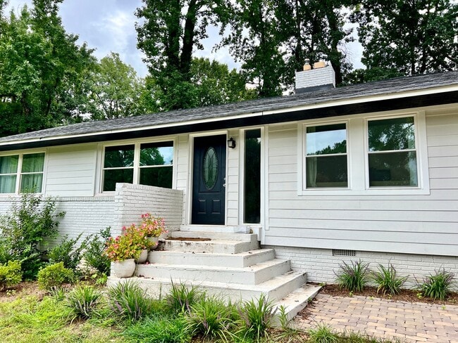 Building Photo - 3 bed 2 bath Single Family Home - Located between Southend, SouthPark & Myers Park