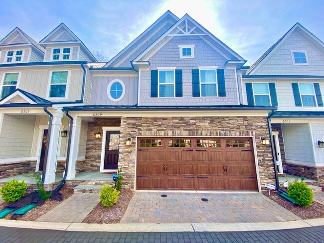 Building Photo - GORGEOUS TOWNHOME IN SOUTH PARK
