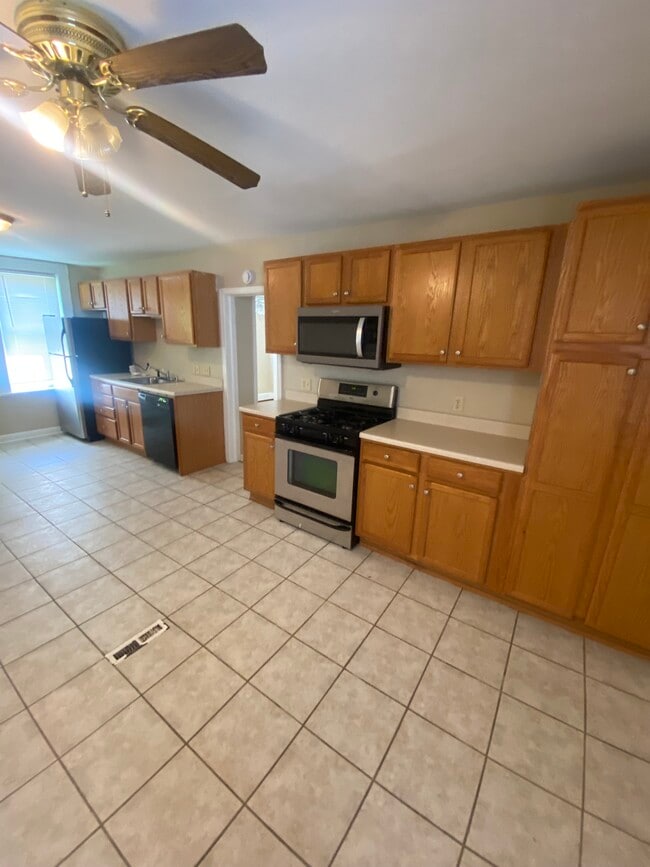 Kitchen - 1720 N Astor St Apartamentos Unidad 1720