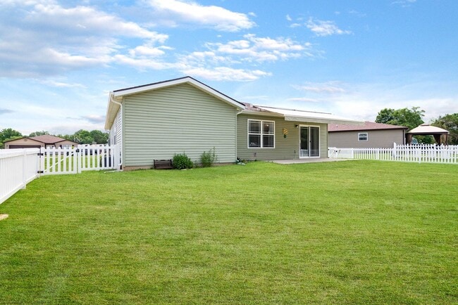Building Photo - 3 bedroom 2 bath 2 Car Garage with fenced yard for rent, Hollister, MO
