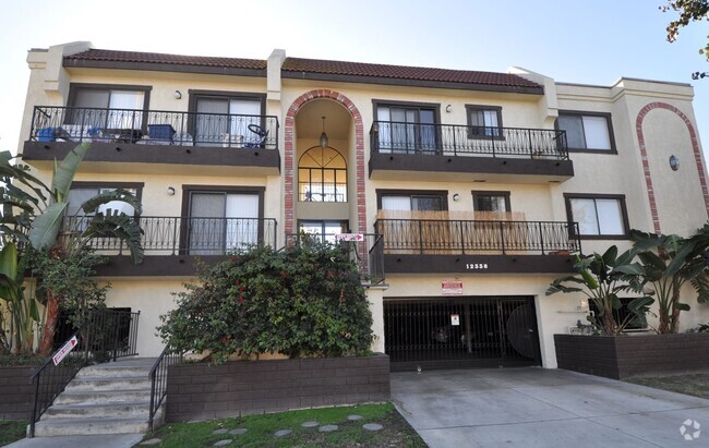 Building Photo - 12338 Oxnard St Unit 102 Rental