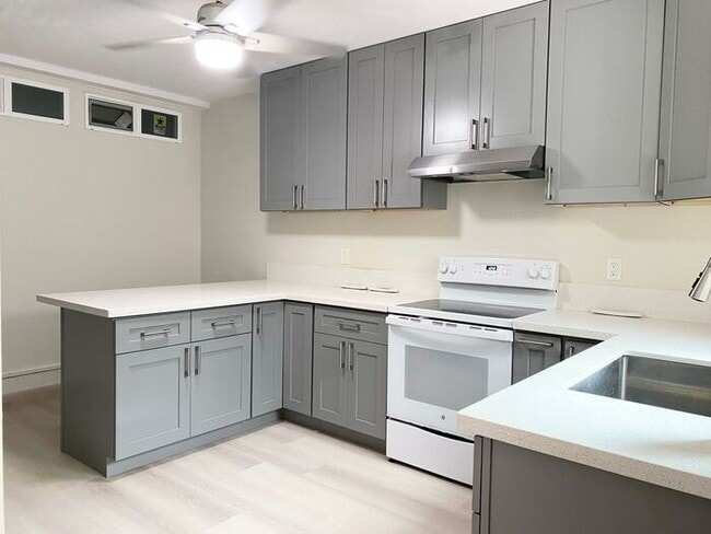 Building Photo - Moanalua Valley - 2 bedroom 1 bath 1 parki...