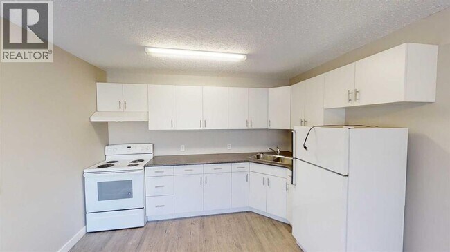 Photo - 9932-9105 105 Ave