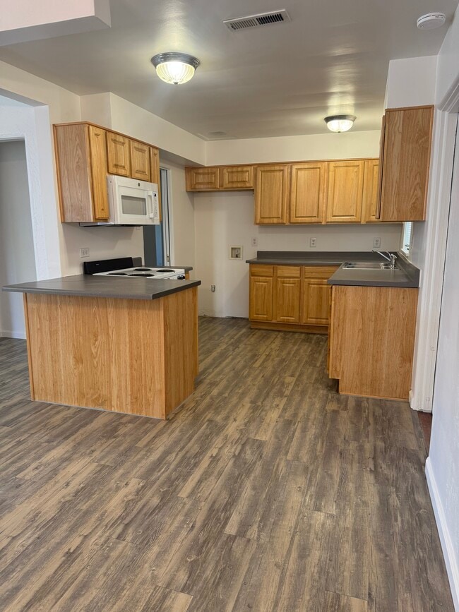 Photo - 1395 Kirman Ave