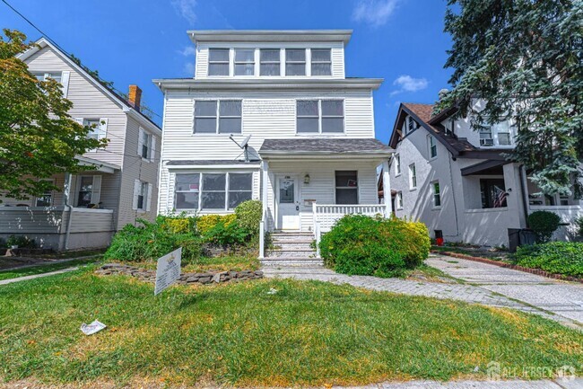 Building Photo - 195 Maine St Rental