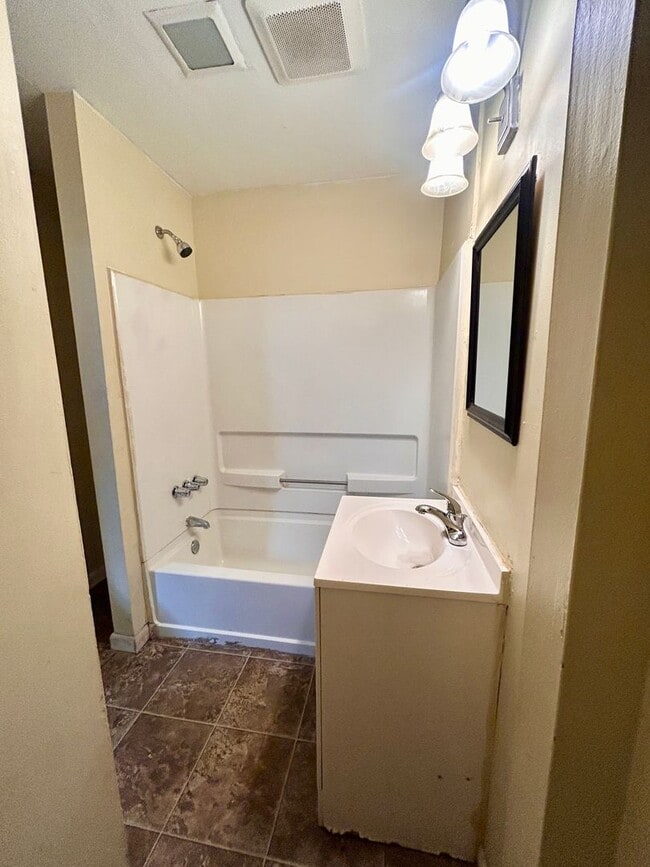 Photo - 560 Manor St Unit Apt 1