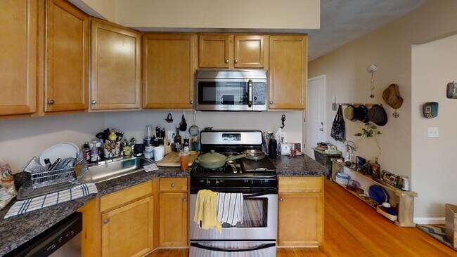 Building Photo - 52 Brooks St Unit 2 Rental