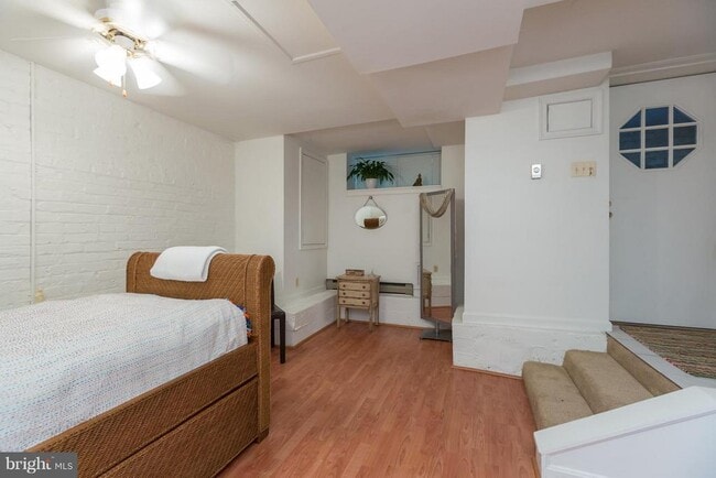 Photo - 1825 Ontario Pl NW