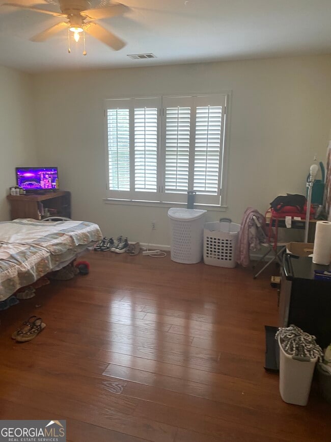 Photo - 570 Village Green Ct SW