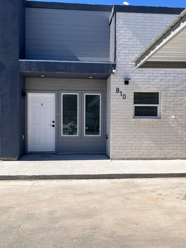 Building Photo - 810 S Athol St