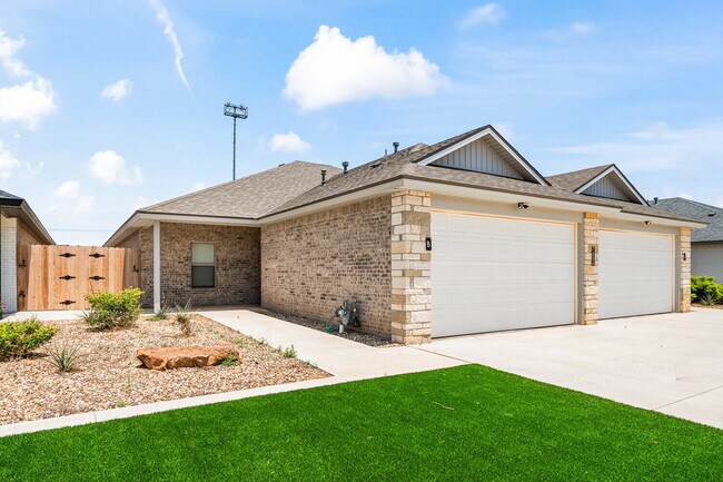 Photo - Like New Duplex in Frenship East! Unidad A