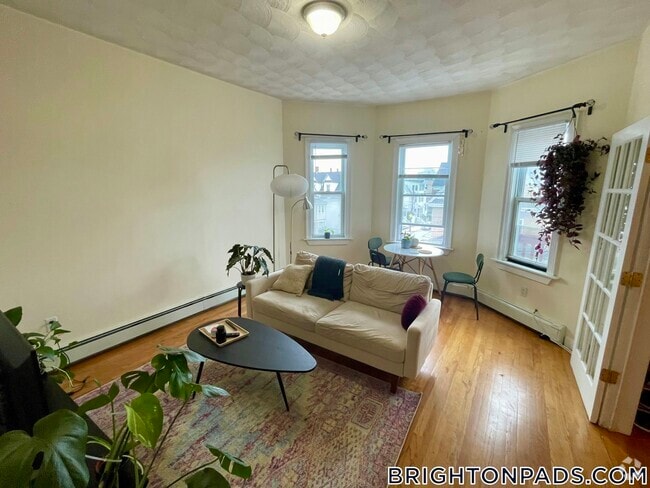 Building Photo - 40 Litchfield St Rental