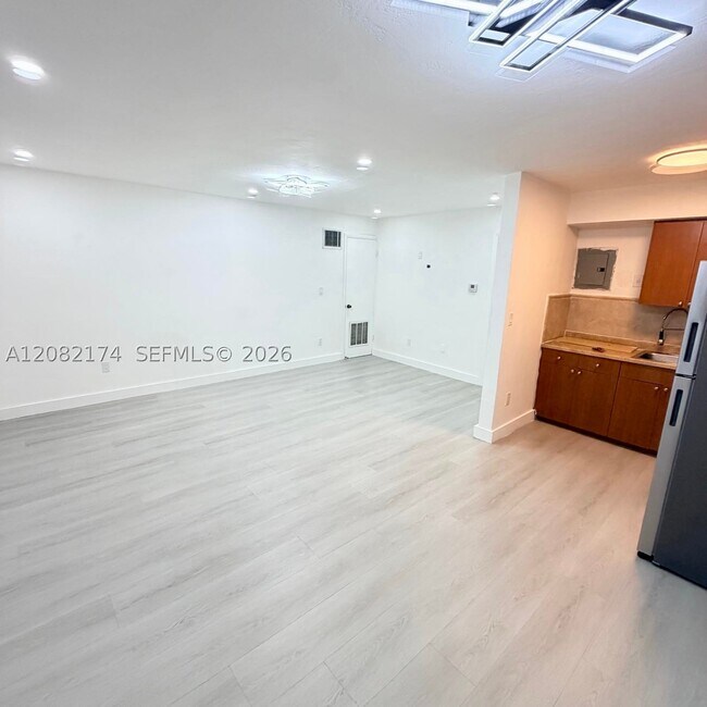 Building Photo - 2015 SW 27th Ave Unit 2