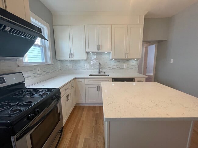 Building Photo - 24 Litchfield St Unit 1 Rental