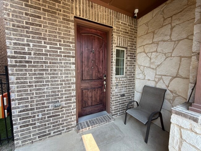 Photo - 620 Courtyard Ln