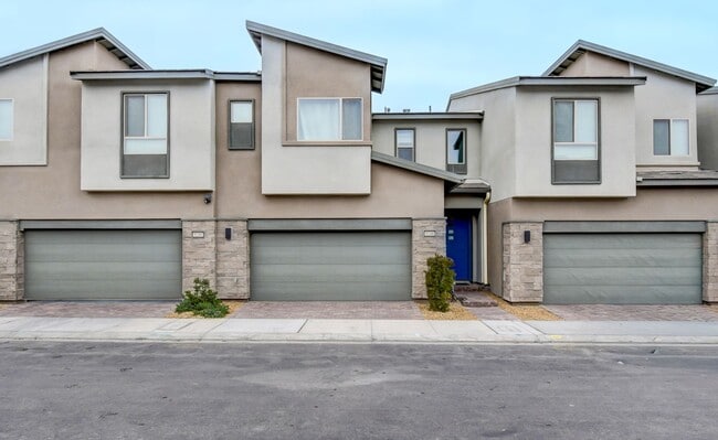 Building Photo - Stunning and Modern Townhome in Skye Canyon