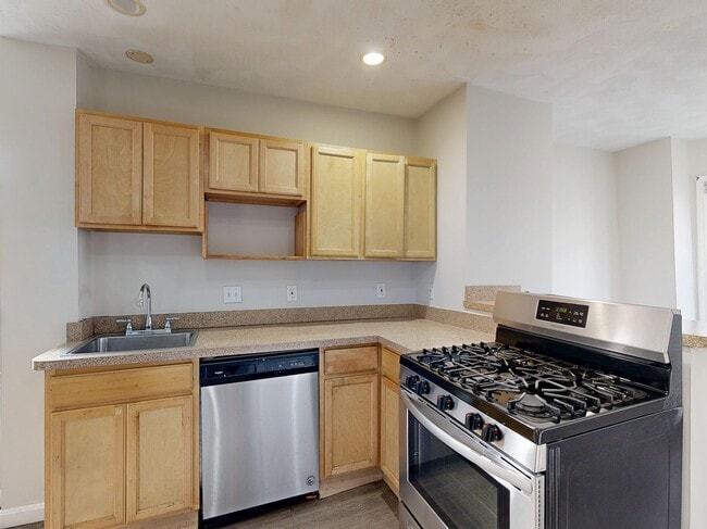 Building Photo - 329 Paris St