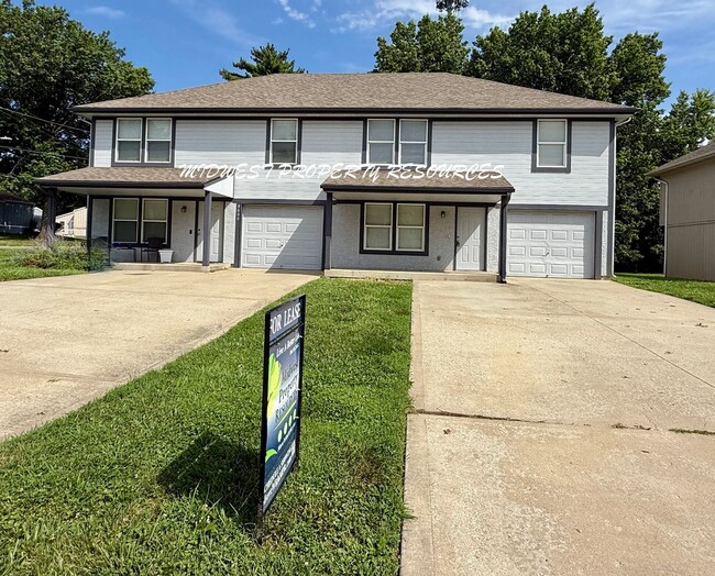 Building Photo - 2 Story Freshly Updated Duplex in Raytown Rental