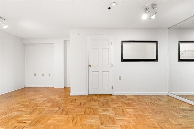 Photo - 357 Commercial St Unidad 412