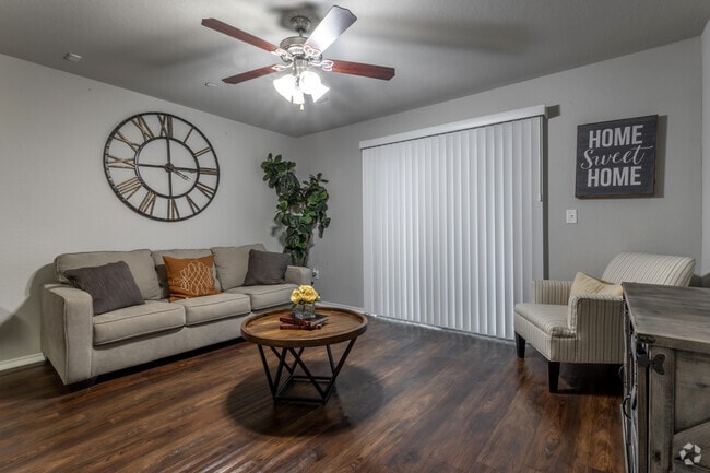 2BR, 2BA - 947SF - Living Room