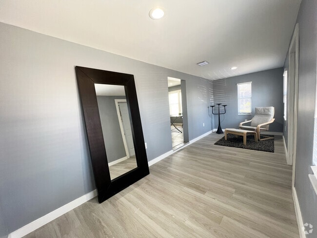 Building Photo - 326 NW 23rd Ave Rental