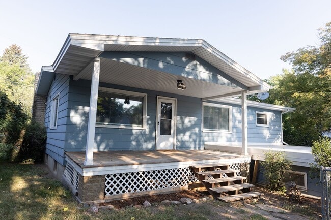 Building Photo - Downtown Bozeman Living Unit Upstairs