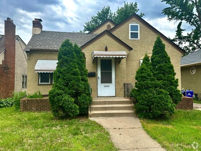 Building Photo - Charming 3 Bedroom Single Family Home Avai...