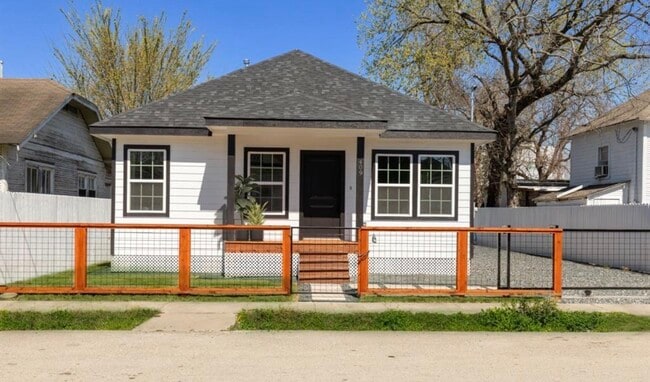 Building Photo - 409 Winnie St