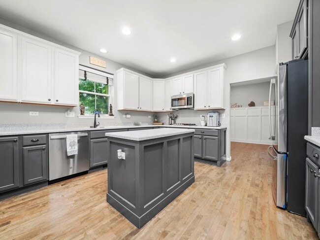 Photo - 210 Woodford Rd