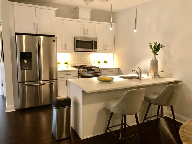 Building Photo - 1901 Summit Ave Unit 304