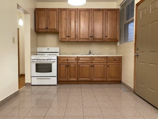 Kitchen - 940 W Windsor Ave Unit 1