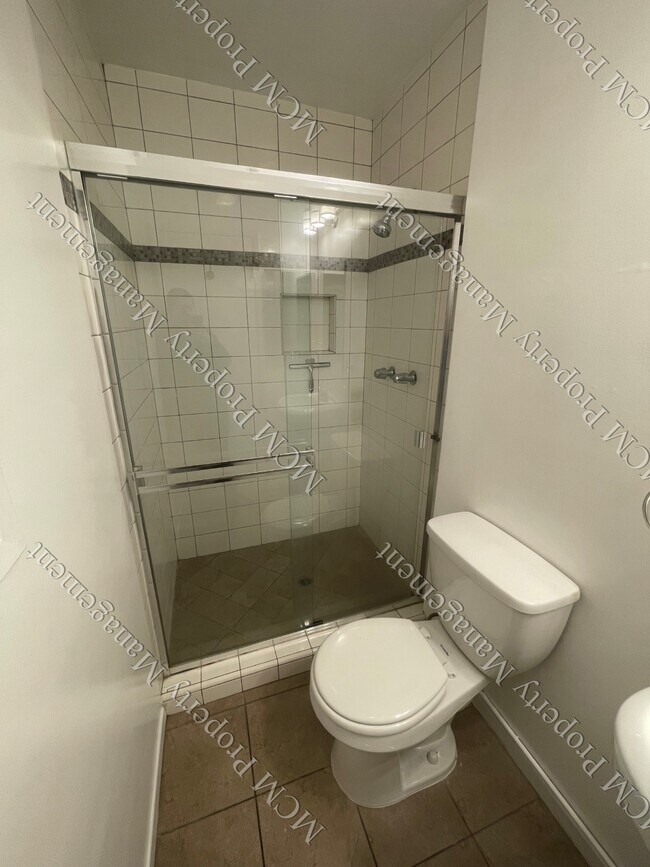 1317 n.º 8: baño principal - 1317 N Sweetzer Ave