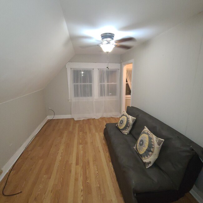 Living Room - 1623 Chapel St. Apartments Unit 5