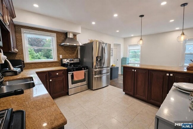 Photo - 103 E Cedar Ln