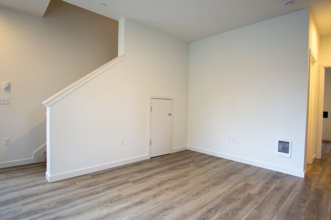 Photo - APPS ARE ON US! Rare 3 Bed, 2 Bath Townhou... Unit 45-04