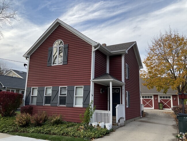 Building Photo - 312 W Station St Unit Apt. A