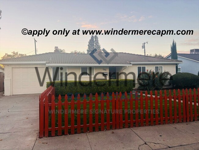 Building Photo - Charming 3 Bedroom Home with Bonus Room & ...