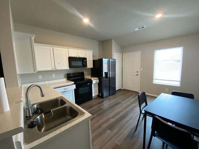 Photo - 5412 Mariposa Grv Dr