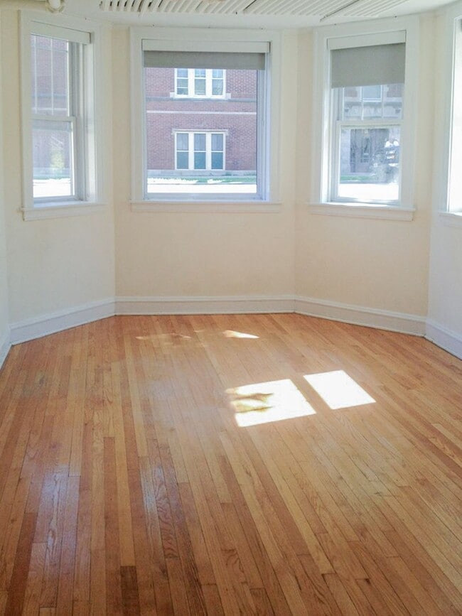 Building Photo - 2206 W Foster Ave Unit GDN