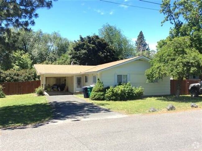 Building Photo - 3 Bed 1 Bath Home for Rent with Carport an...