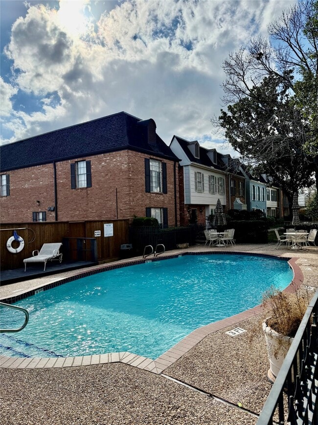 Photo - 425 N Post Oak Ln Unidad True