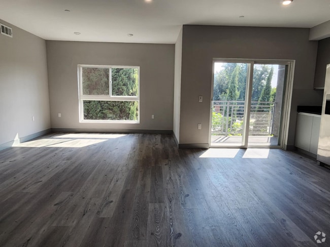 Building Photo - 7040 Woodman Ave Rental