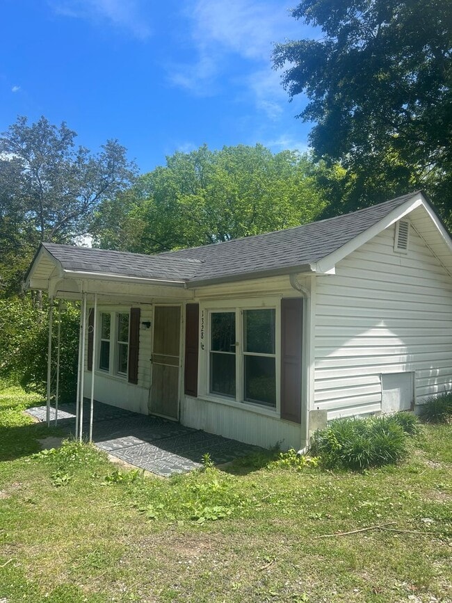 Building Photo - One Bedroom Home in East Ridge; WATER & SEWER INCLUDED!