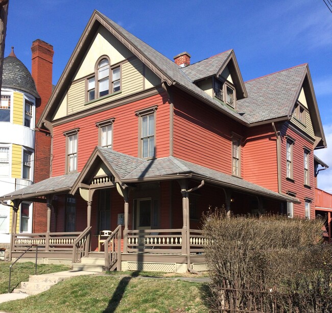 Building Photo - 710 W 3rd St Unit 2