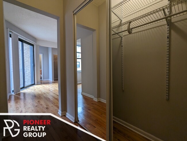 Building Photo - 4220 N Sheridan Rd Unit 4242-413 Rental
