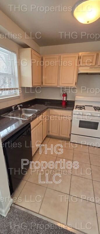 Building Photo - 27-55-55 Green Ave