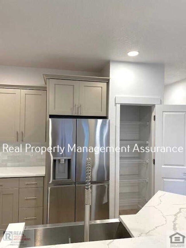 Photo - Modern 3 Bedroom Duplex With Garage!!