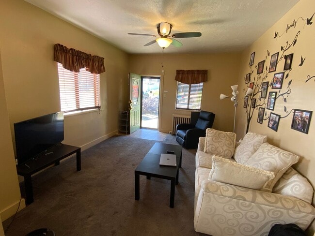Photo - Charming 5 Bed 2 Bath House in Carnegie!